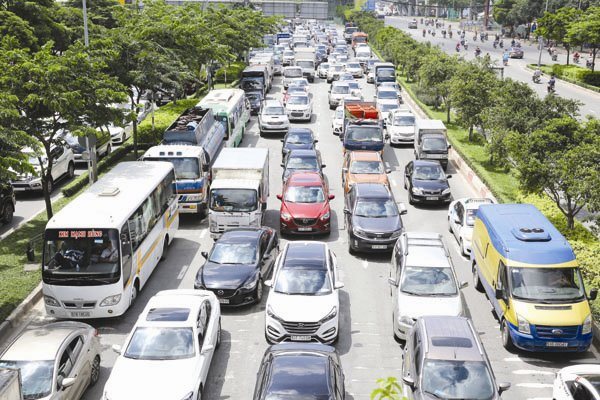 Ngày càng có nhiều người tiêu dùng cá nhân và gia đình sử dụng phương tiện ô tô. (Ảnh minh họa: Khôi Lê))